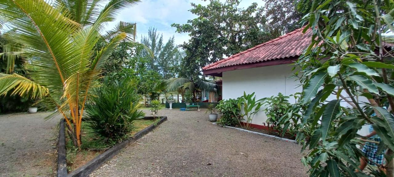 Blue Whale Lagoon Resort Ahangama Exterior foto